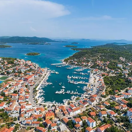 1 Bedroom Cozy In Tisno Jezera